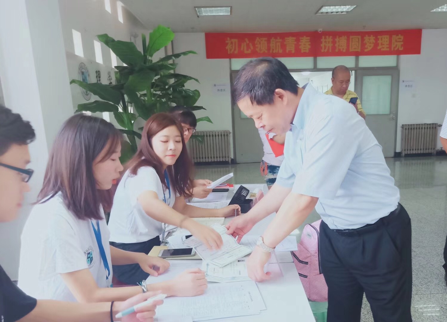 学校领导视察迎新工作
